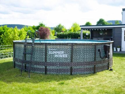 Summer Waves Frame Pool Komplettset | Rund 488x122 cm Rattanoptik Grau | Aufstellpool Set | Gartenpool & Schwimmbecken inkl. Filterpumpe, Einstiegsleiter, Abdeckplane, Bodenvlies & Reinigungsset